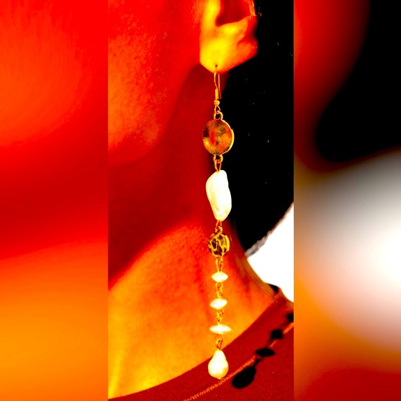 Jewelry - 💥💎LONG & GORGEOUS❗️ PAPARAZZI “COSMOPOLITAN CHIC” GOLD / WHITE EARRINGS❗️